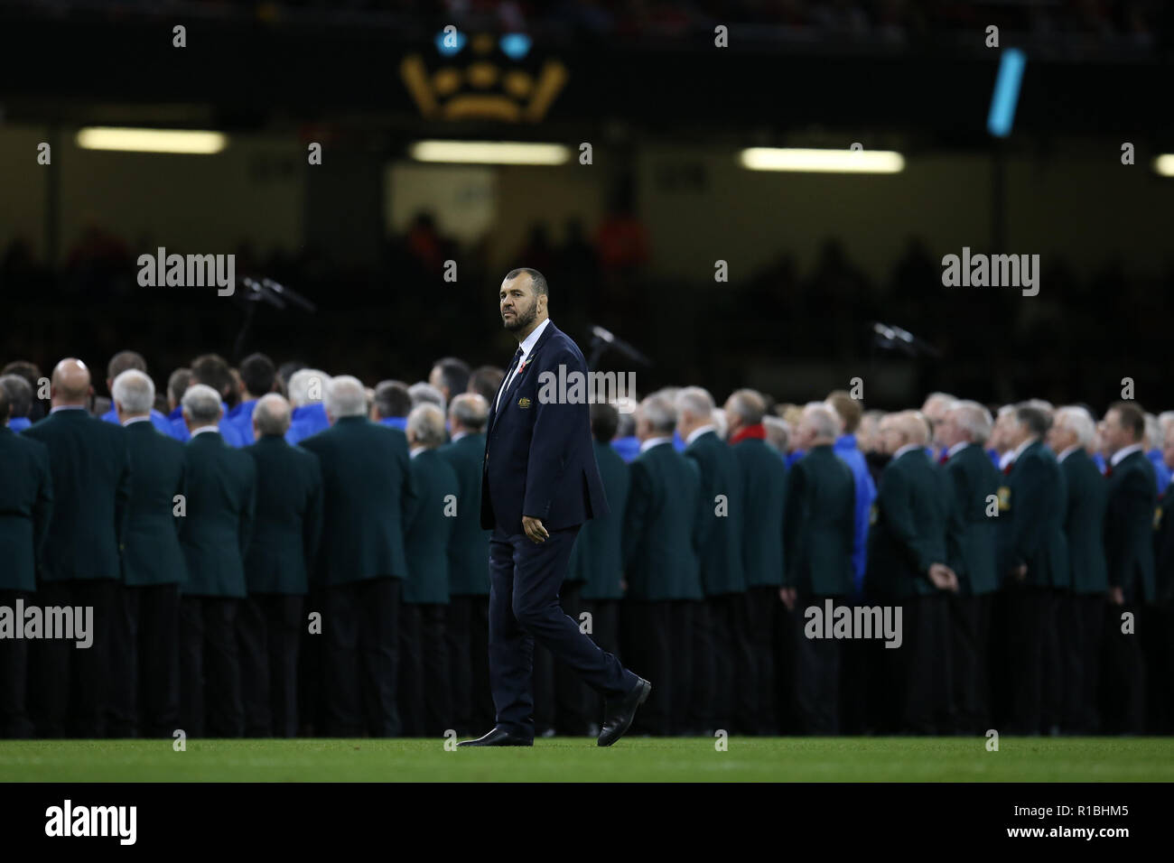 Cardiff, Großbritannien. 10 Nov, 2018. Michael Cheika, Cheftrainer der Australien Rugby Team blickt auf vor der Wales v Australien, unter Rüstung Serie Herbst internationale Rugby Spiel im Fürstentum Stadium in Cardiff, Wales, Großbritannien am Samstag, den 10. November 2018. pic von Andrew Obstgarten/Alamy Leben Nachrichten BITTE BEACHTEN SIE FÜR REDAKTIONELLE VERWENDEN SIE NUR BILD VERFÜGBAR. Stockfoto