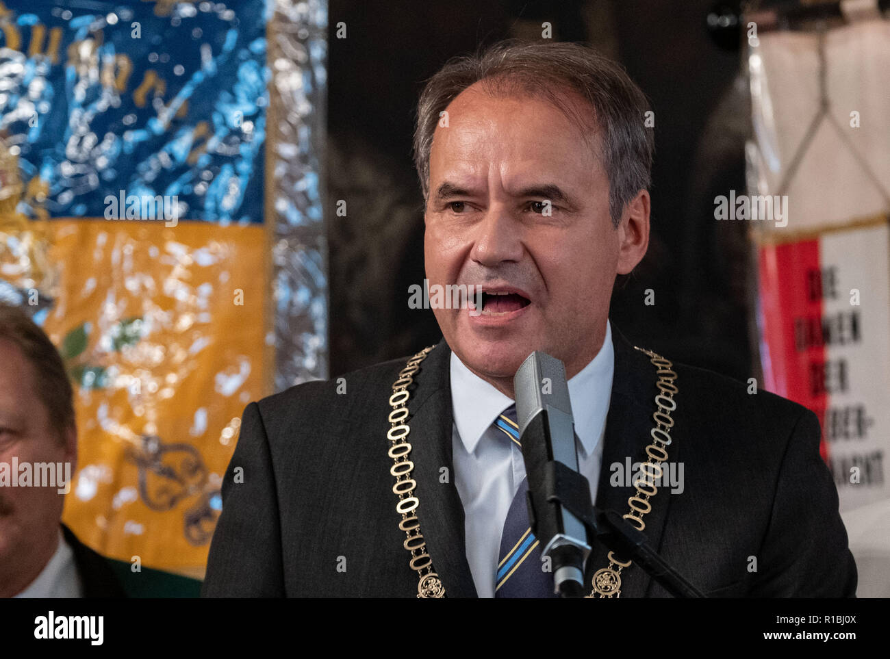 Braunschweig Deutschland 11 Nov 18 Ulrich Markurth Burgermeister Der Stadt Braunschweig Spd Spricht Zur Eroffnung Des Braunschweiger Karnevalisten Im Alten Rathaus In Braunschweig Norddeutschlands Narren Rang In Der Funften Jahreszeit