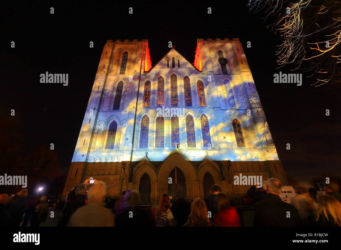 Ripon, North Yorkshire, UK. 10. November 2018. Ripon Cathedral setzt auf einer beleuchteten Projection Display zu markieren Armistice Day 2018. Das Display zeigt immer noch die Bilder aus dem Krieg zusammen mit den Namen von einigen von jenen, die ihr Leben verloren. Animierte Mohn auch Stürzen angesichts der Kathedrale, wo 1000 die versammelte die endgültige Übersicht zu beobachten. Credit: Yorkshire Pics/Alamy leben Nachrichten Stockfoto