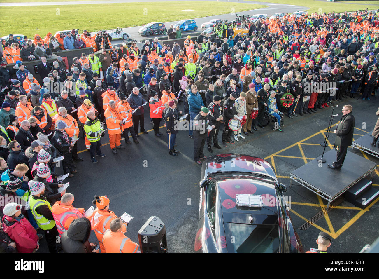 Ty Croes, Anglesey, Wales, UK. 11 Nov, 2018. Die Erinnerung an den 100. Jahrestag des WW1 an der 5. Rasse der Erinnerung an die Anglesey in Wales. Mission Motorsport helpingthe aktuelle Generation von Veteranen durch Motorsport zu rehabilitieren. 50 Mannschaften von Treibern kommen zu Rennen für 12 Stunden in einer Vielzahl von verschiedenen Autos. Racing ist auf der 11. Stunde für einen Service der Erinnerung in der Boxengasse ausgesetzt vor der Rückkehr in den Rennsport. Der Service umfasst ein Team von Veteranen aus den US-amerikanischen und kanadischen Streitkräfte Credit James Wadham/Alamy leben Nachrichten Stockfoto