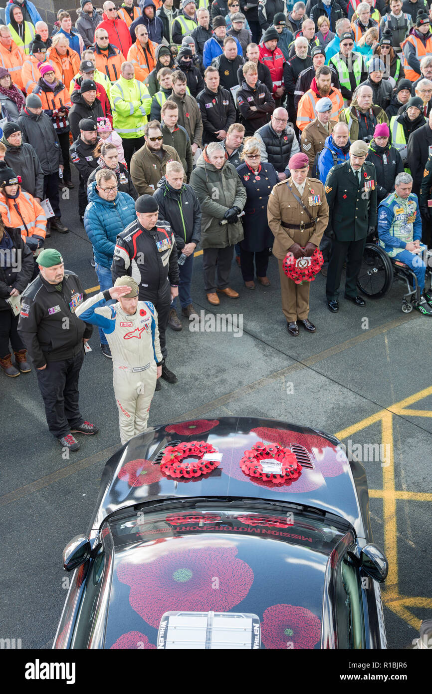 Ty Croes, Anglesey, Wales, UK. 11 Nov, 2018. Die Erinnerung an den 100. Jahrestag des WW1 an der 5. Rasse der Erinnerung an die Anglesey in Wales. Mission Motorsport helpingthe aktuelle Generation von Veteranen durch Motorsport zu rehabilitieren. 50 Mannschaften von Treibern kommen zu Rennen für 12 Stunden in einer Vielzahl von verschiedenen Autos. Racing ist auf der 11. Stunde für einen Service der Erinnerung in der Boxengasse ausgesetzt vor der Rückkehr in den Rennsport. Der Service umfasst ein Team von Veteranen aus den US-amerikanischen und kanadischen Streitkräfte Credit James Wadham/Alamy leben Nachrichten Stockfoto