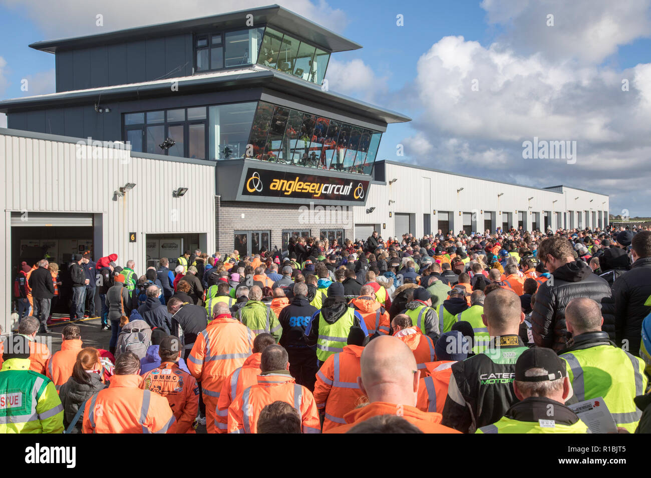 Ty Croes, Anglesey, Wales, UK. 11 Nov, 2018. Die Erinnerung an den 100. Jahrestag des WW1 an der 5. Rasse der Erinnerung an die Anglesey in Wales. Mission Motorsport helpingthe aktuelle Generation von Veteranen durch Motorsport zu rehabilitieren. 50 Mannschaften von Treibern kommen zu Rennen für 12 Stunden in einer Vielzahl von verschiedenen Autos. Racing ist auf der 11. Stunde für einen Service der Erinnerung in der Boxengasse ausgesetzt vor der Rückkehr in den Rennsport. Der Service umfasst ein Team von Veteranen aus den US-amerikanischen und kanadischen Streitkräfte Credit James Wadham/Alamy leben Nachrichten Stockfoto