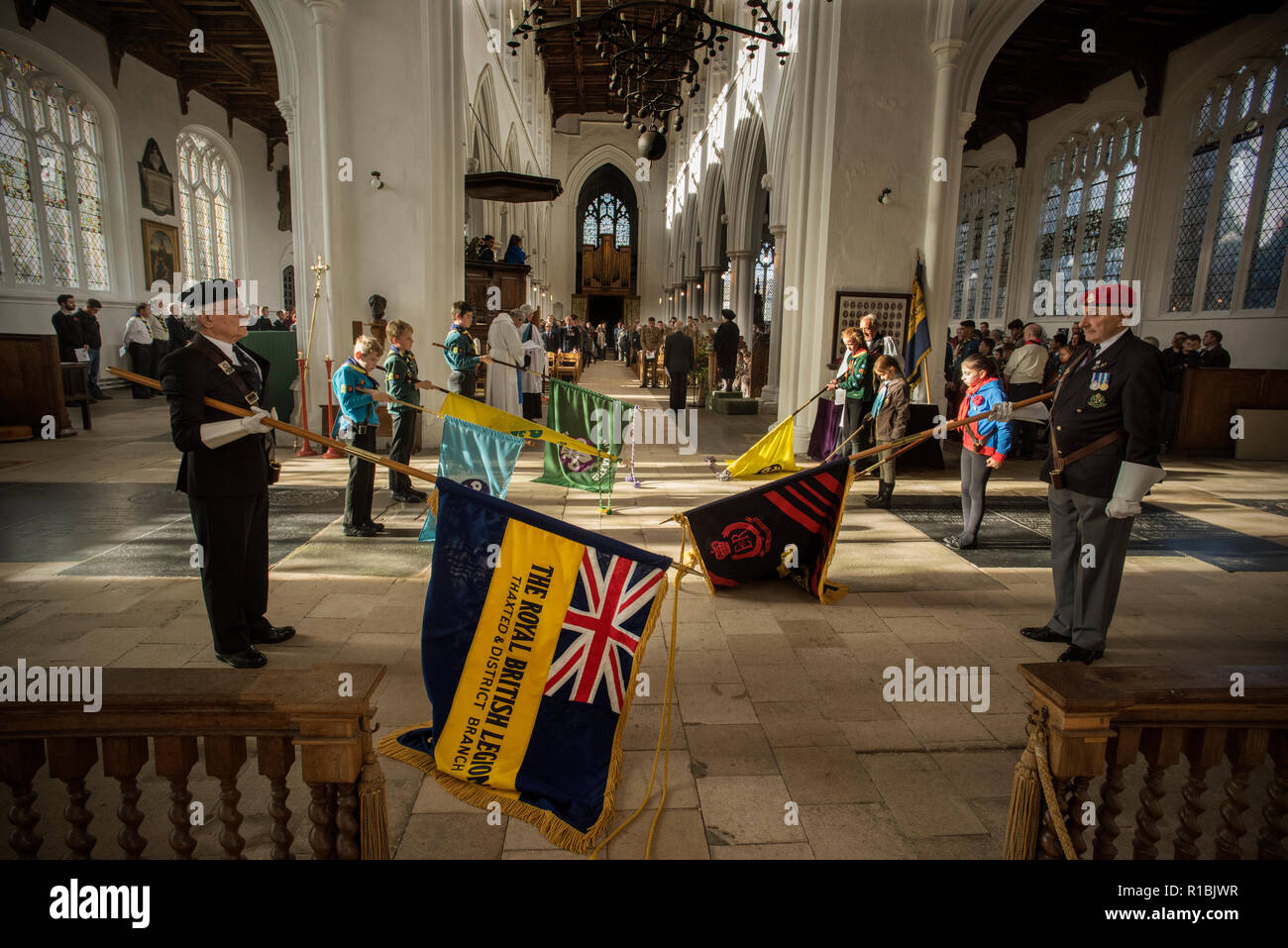 Thaxted, Essex, Großbritannien. 11 Nov, 2018. Tag der Erinnerung 100-Service. 100 Jahre nach dem Waffenstillstand unterzeichnet, die Beendigung des Großen Krieges von 1914-1918 sercives der remebrance waren rund um die Welt im Gedenken statt. Thaxted in North West Essex verloren 55 Männer im Großen Krieg und 10 Männer im Zweiten Weltkrieg. Hier die Prozession durch Thaxted nach St. Johannes der Täufer, mit Unserer Lieben Frau und St. Laurentius Kirche, wo ein Service der Dank war, einschließlich der Senkung der Flaggen während der zwei Minuten stille Kredit statt: Brian Harris/Alamy Live Nachrichten gesehen Stockfoto