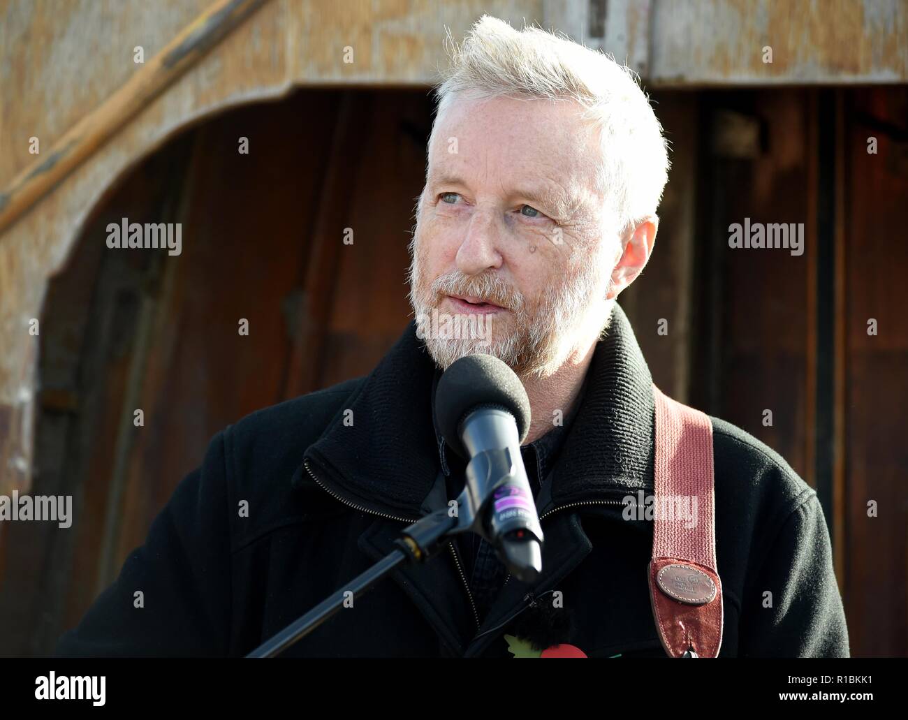 Billy Bragg liest ein Gedicht von Carol Ann Duffy geschrieben, um die 100-Jahrfeier der Armistice Day zu Marke, die Wunde in der Zeit als Teil der Seiten des Meer, Dorchester, Dorset, Großbritannien 11 Nov, 2018. Credit: Finnbarr Webster/Alamy leben Nachrichten Stockfoto