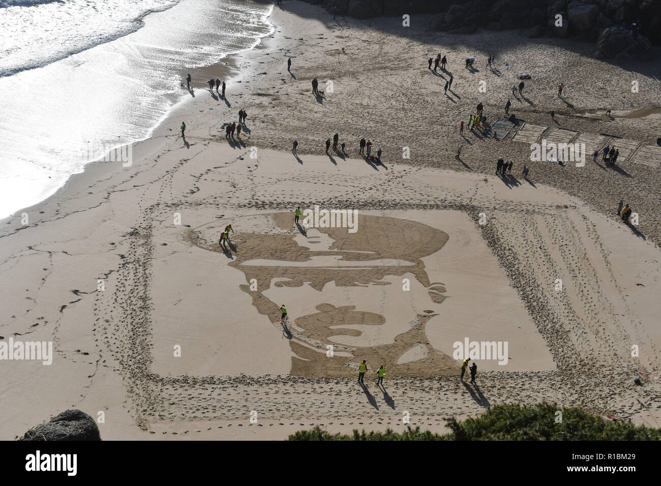 Porthcurno, Cornwall, UK. 11 Nov, 2018. Eine Giant Sand Bilder war am Strand im Porthcurno heute gemacht. Es war Teil der 14-18 Jetzt kunst Kommissionen. Dieses Bild depects RICHARD CHARLES GRÄBER - SAWLE Coldstream Guards Alter: 26 TODESTAG: 02.11.1914, Sohn von konteradmiral Sir Charles Graves-Sawle, 4 Bart, und Lady Graves-Sawle, 60, Queen's Gate, London; Ehemann von Muriel Heaton-Ellis (jetzt Frau A.L.C. Cavendish). Foto: Simon Maycock/Alamy leben Nachrichten Stockfoto