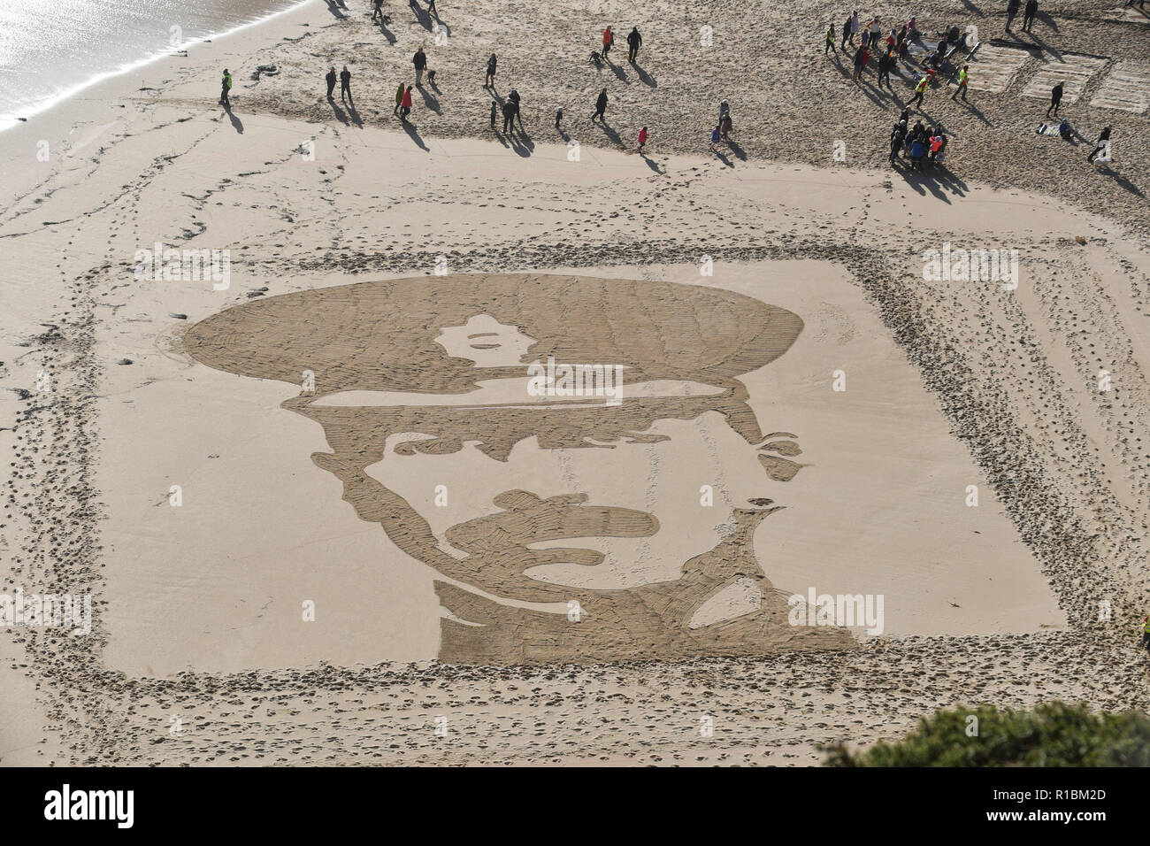 Porthcurno, Cornwall, UK. 11 Nov, 2018. Eine Giant Sand Bilder war am Strand im Porthcurno heute gemacht. Es war Teil der 14-18 Jetzt kunst Kommissionen. Dieses Bild depects RICHARD CHARLES GRÄBER - SAWLE Coldstream Guards Alter: 26 TODESTAG: 02.11.1914, Sohn von konteradmiral Sir Charles Graves-Sawle, 4 Bart, und Lady Graves-Sawle, 60, Queen's Gate, London; Ehemann von Muriel Heaton-Ellis (jetzt Frau A.L.C. Cavendish). Foto: Simon Maycock/Alamy leben Nachrichten Stockfoto