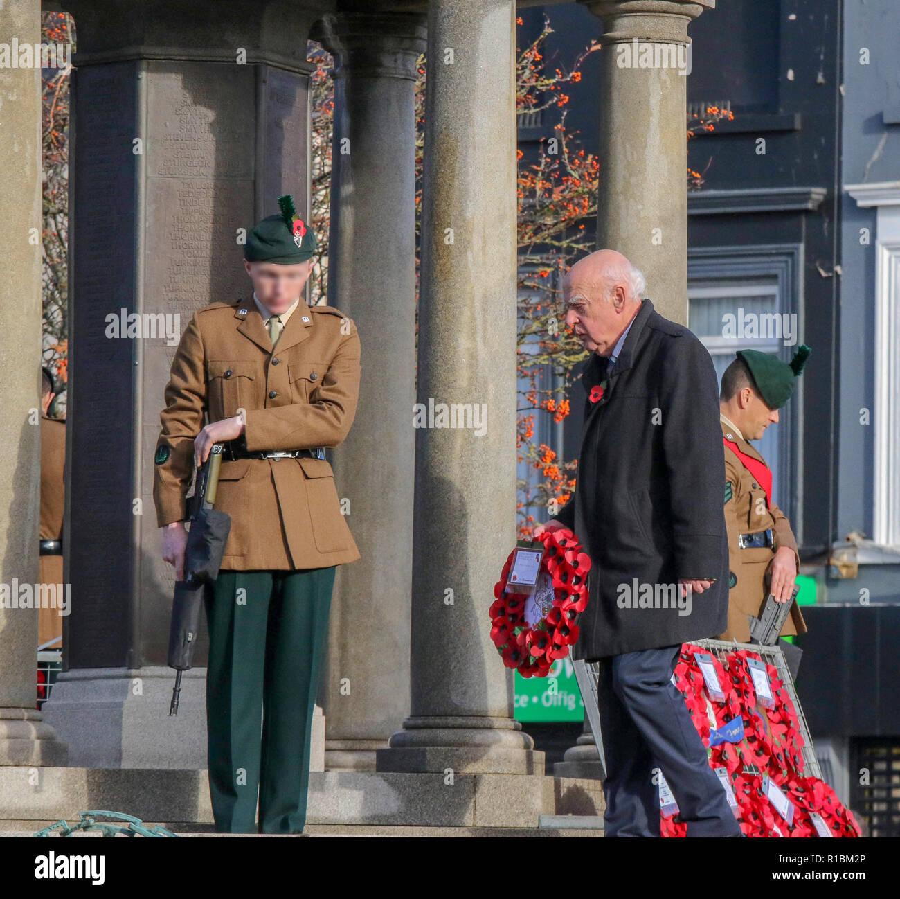 Lurgan, County Armagh, Nordirland, Großbritannien. 11. November 2018. Tag der Erinnerung an das Kriegerdenkmal in Lurgan, die in diesem Jahr auch der 100-Jahrfeier der Armistice Day am 11. November 1918. Credit: CAZIMB/Alamy Leben Nachrichten. Stockfoto