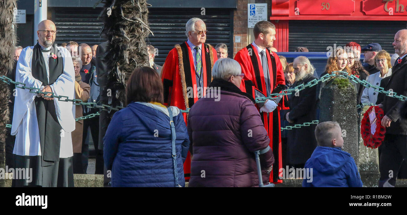 Lurgan, County Armagh, Nordirland, Großbritannien. 11. November 2018. Tag der Erinnerung an das Kriegerdenkmal in Lurgan, die in diesem Jahr auch der 100-Jahrfeier der Armistice Day am 11. November 1918. Credit: CAZIMB/Alamy Leben Nachrichten. Stockfoto