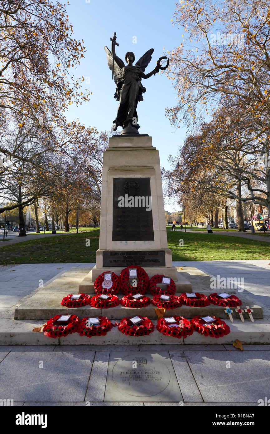 London, Großbritannien. - 11. November 2018: Poppy Kränze links im Hammersmith Kriegerdenkmal auf Shepherd's Bush Green auf das 100-jährige Jubiläum seit dem Ende des Ersten Weltkriegs. Credit: Kevin J. Frost-/Alamy leben Nachrichten Stockfoto