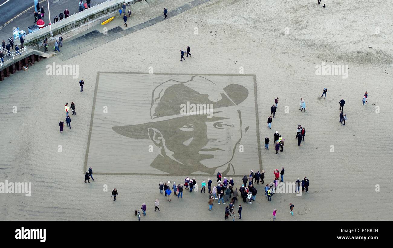 Seiten des Meeres. 11 Nov, 2018. Das Gesicht der privaten Stanley McDougall geätzt auf das Ufer am Strand von Weymouth als Teil der Seiten des Meeres Ereignis, Dorset. Bild von Paul Hoskins und Justin Glynn (CAA lizenziert) Stockfoto