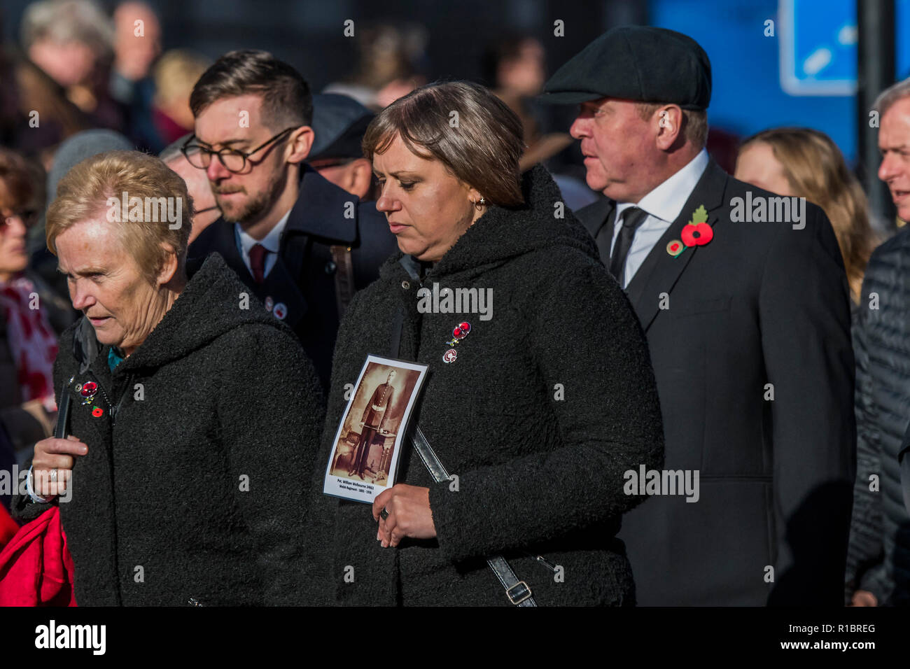 London, Großbritannien. 11. Nov 2018. Die Völker Prozession auch bekannt als Sie der Nation danken Prozession. Die Teilnehmer tragen es eigenen oder verwandten Medaillen und tragen viele Kränze - Erinnerung Sonntag und Armistice Day Gedenkfeiern am gleichen Tag fallen, in Erinnerung an die Gefallenen aller Konflikte, besonders aber den 100. Jahrestag des Endes des Ersten Weltkriegs. Credit: Guy Bell/Alamy leben Nachrichten Stockfoto