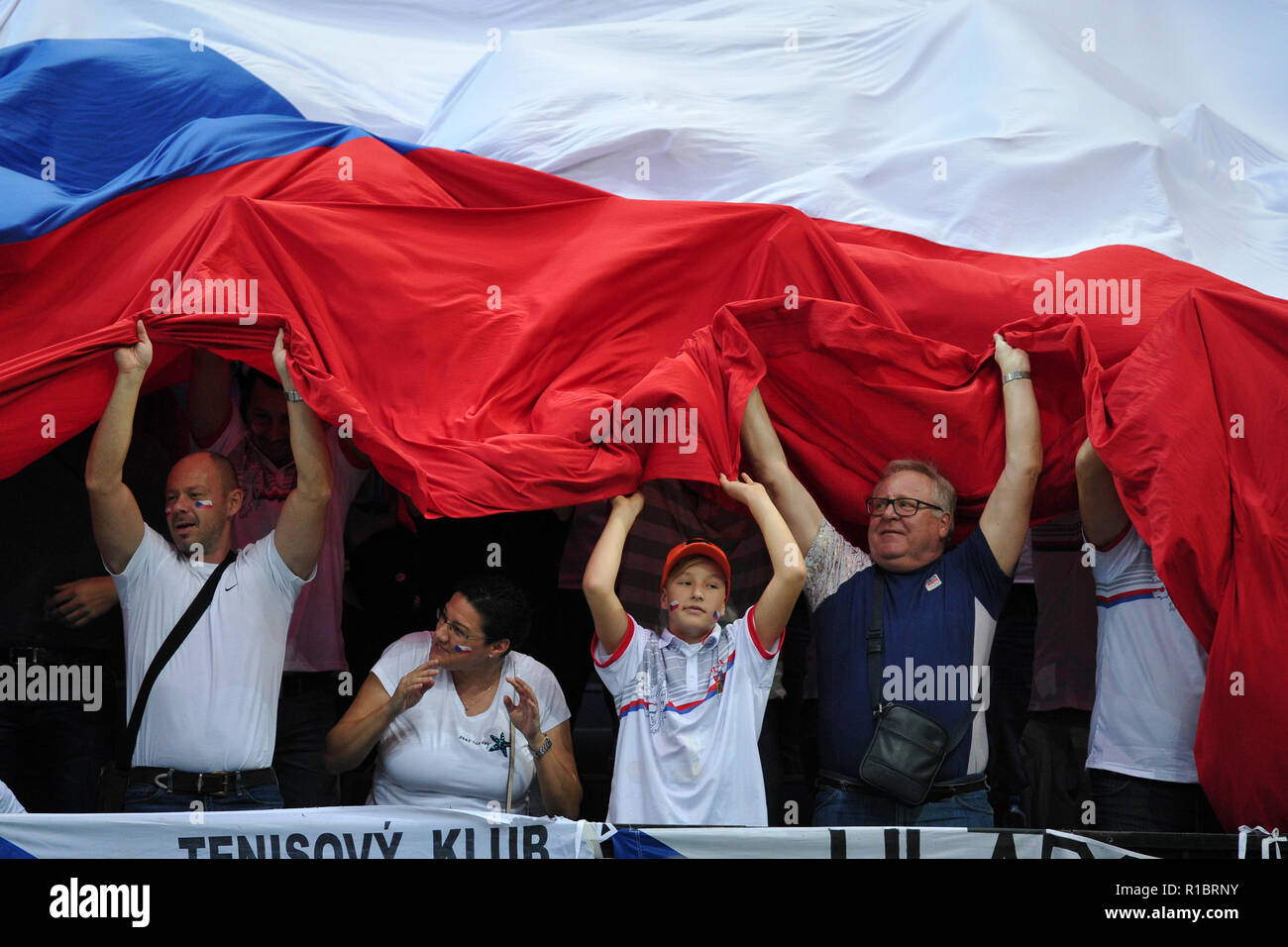 Prag, Tschechische Republik. 11 Nov, 2018. Tschechien tennis Team Fans feiern Sieg nach dem Sieg gegen Vereinigte Staaten Mannschaft in die 2018 Fed Cup Finale zwischen der Tschechischen Republik und den Vereinigten Staaten von Amerika in Prag in der Tschechischen Republik. Credit: ZUMA Press, Inc./Alamy leben Nachrichten Stockfoto