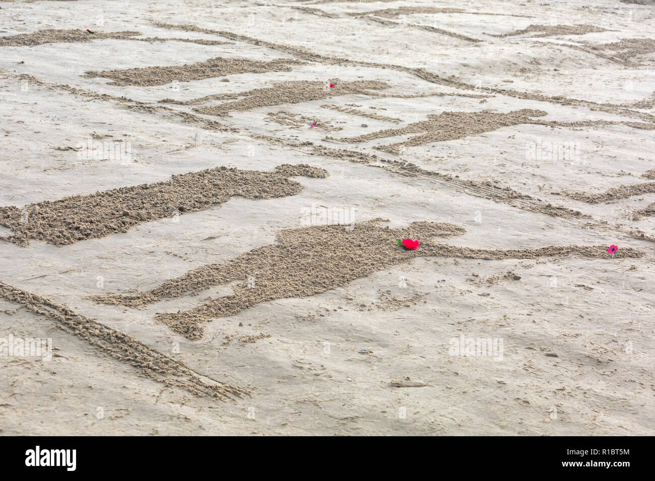 Dorchester, Dorset UK. 11. Nov 2018. Gemeinschaften in Großbritannien sammeln auf Stränden zu 100 Jahre seit dem Waffenstillstand und dem Ende des Ersten Weltkriegs markieren; zu sagen Danke und auf Wiedersehen, die Millionen von Männern und Frauen, die ihre Ufer während des Krieges verlassen, viele nie zurück. Danny Boyle's einzigartigen Seiten des Meeres Credit: Carolyn Jenkins/Alamy leben Nachrichten Stockfoto