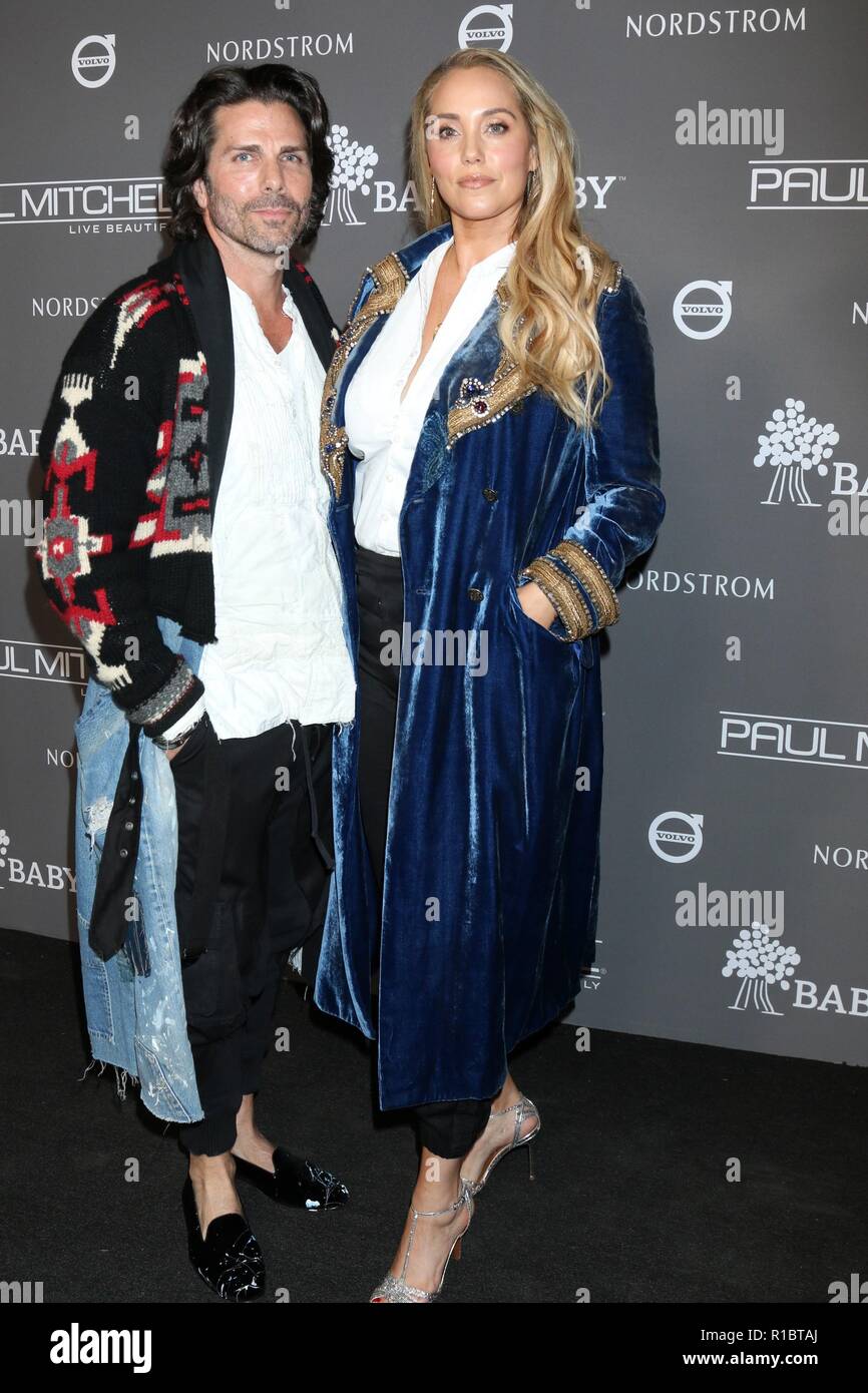 Greg Lauren, Elizabeth Berkley in der Ankunftshalle für 2018 Baby 2 Baby Gala und Giving Tree Award der Paul Mitchell, 3 Labs, oder 8461 Warner Antrieb LLC, Culver City, CA November 10, 2018. Foto von: Priscilla Grant/Everett Collection Stockfoto