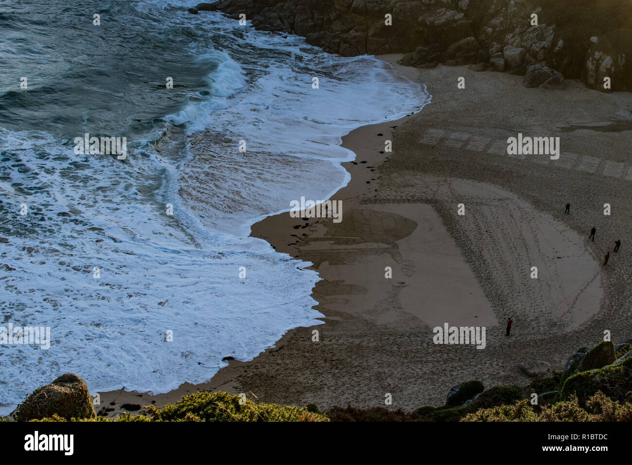 Porthcurno, Cornwall, UK. 11. November 2018. Wellen wurde schließlich über den Giant Sand Portrait, das heute auf der Porthcurno Strand auf das 100-jährige Jubiläum der Armistice Day hergestellt wurde. Dieses Portrait wurde von Richard CHARLES GRÄBER - SAWLE Coldstream Guards Alter: 26 TODESTAG: 02.11.1914: Simon Maycock/Alamy leben Nachrichten Stockfoto