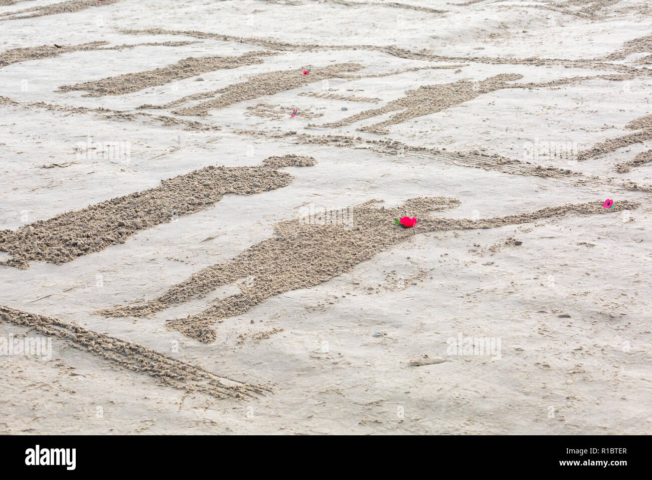 Dorchester, Dorset UK. 11. Nov 2018. Gemeinschaften in Großbritannien sammeln auf Stränden zu 100 Jahre seit dem Waffenstillstand und dem Ende des Ersten Weltkriegs markieren; zu sagen Danke und auf Wiedersehen, die Millionen von Männern und Frauen, die ihre Ufer während des Krieges verlassen, viele nie zurück. Danny Boyle's einzigartigen Seiten des Meeres Credit: Carolyn Jenkins/Alamy leben Nachrichten Stockfoto