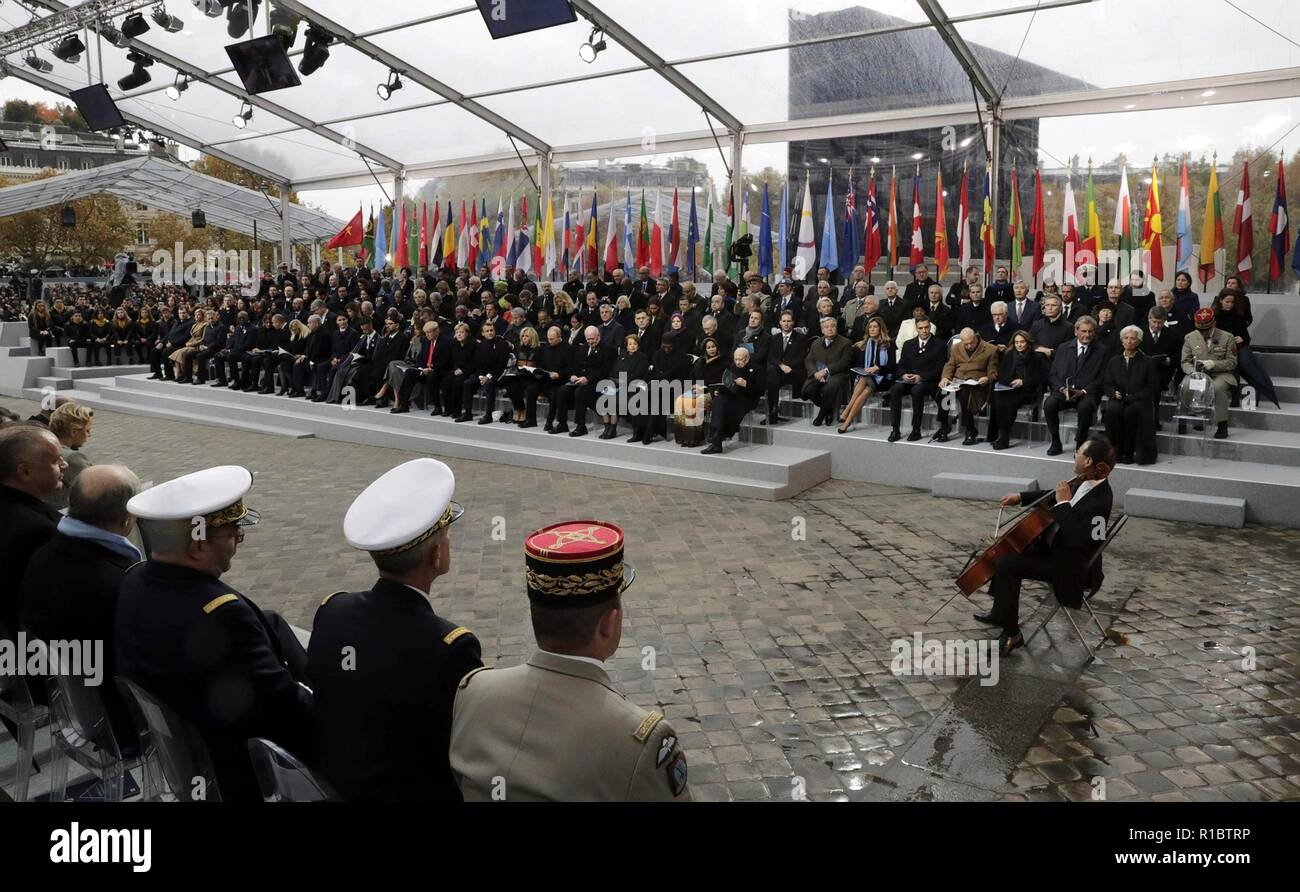 Paris, Frankreich. 11. Nov 2018. Die Staats- und Regierungschefs versammelt für das hundertjährige der Armistice Day hören Amerikanische cellist Yo Yo Ma spielen am Triumphbogen während der Feierlichkeiten zum Ende des Krieges am 11. November 2018 in Paris, Frankreich. Credit: Planetpix/Alamy leben Nachrichten Stockfoto