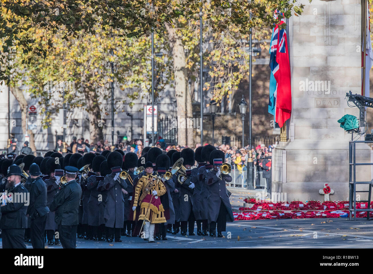 London, Großbritannien. 11. Nov 2018. Die Wachen Band verlässt das Ehrenmal - Erinnerung Sonntag und Armistice Day Gedenkfeiern fallen am gleichen Tag, in Erinnerung an die Gefallenen aller Konflikte, besonders aber den 100. Jahrestag des Endes des Ersten Weltkriegs. Credit: Guy Bell/Alamy leben Nachrichten Stockfoto