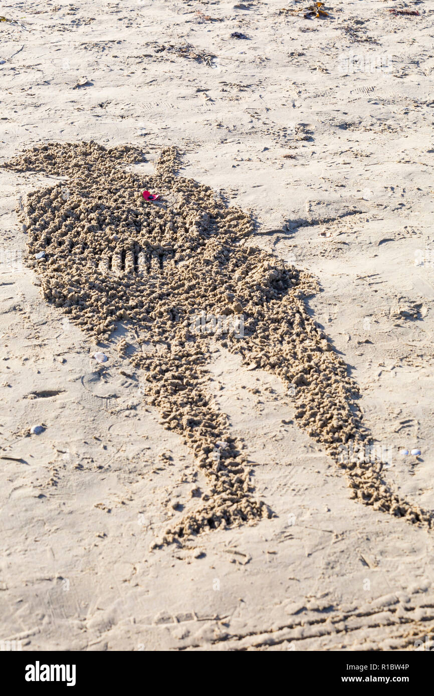 Dorchester, Dorset UK. 11. Nov 2018. Gemeinschaften in Großbritannien sammeln auf Stränden zu 100 Jahre seit dem Waffenstillstand und dem Ende des Ersten Weltkriegs markieren; zu sagen Danke und auf Wiedersehen, die Millionen von Männern und Frauen, die ihre Ufer während des Krieges verlassen, viele nie zurück. Danny Boyle's einzigartigen Seiten des Meeres, wo ein Porträt eines Einzelnen aus dem Ersten WK1 aus dem Sand entsteht und dann, als die Flut steigt, es ist weggespült Credit: Carolyn Jenkins/Alamy leben Nachrichten Stockfoto