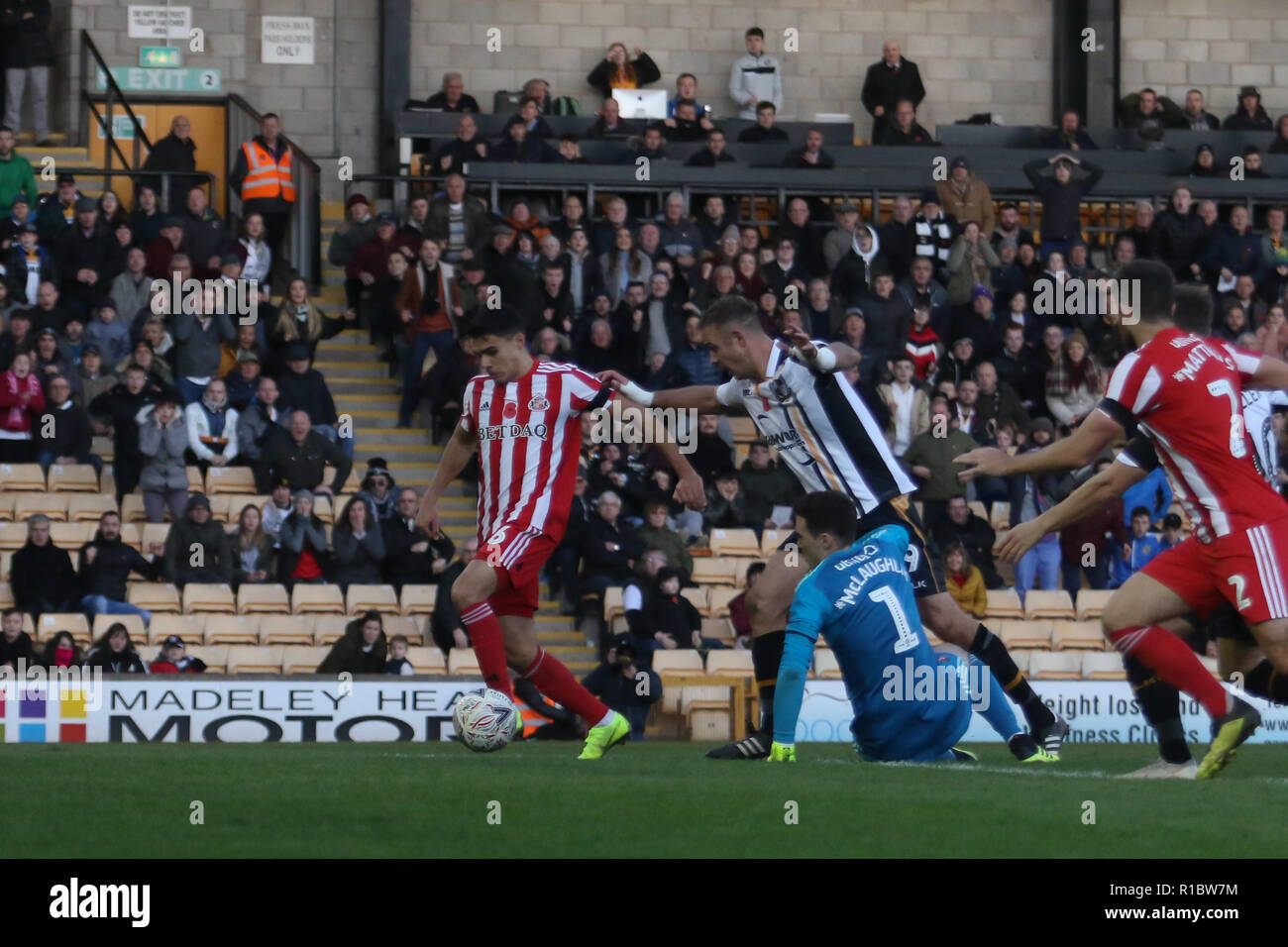 Burslem, Staffordshire, Großbritannien. 11. Nov 2018. Port Vale, Tom Papst (9) runden Sunderland Torwart Jon McLaughlin (1) Während der ersten Runde des FA Cup Match zwischen Port Vale und Sunderland bei Vale Park, Burslem, England am 11. November 2018. Foto von Jurek Biegus. Nur die redaktionelle Nutzung, eine Lizenz für die gewerbliche Nutzung erforderlich. Keine Verwendung in Wetten, Spiele oder einer einzelnen Verein/Liga/player Publikationen. Credit: UK Sport Pics Ltd/Alamy leben Nachrichten Stockfoto