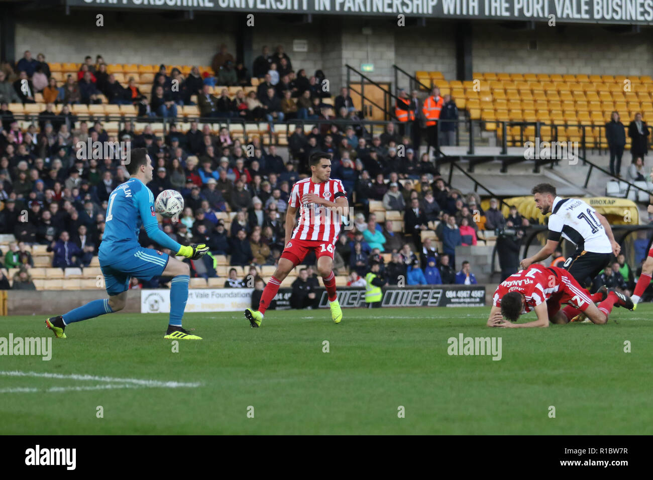 Burslem, Staffordshire, Großbritannien. 11. Nov 2018. Sunderland Torwart Jon McLaughlin (1) vereitelt einen Schuß auf Ziel von Port Vale, Ricky Miller (10) Während der ersten Runde des FA Cup Match zwischen Port Vale und Sunderland bei Vale Park, Burslem, England am 11. November 2018. Foto von Jurek Biegus. Nur die redaktionelle Nutzung, eine Lizenz für die gewerbliche Nutzung erforderlich. Keine Verwendung in Wetten, Spiele oder einer einzelnen Verein/Liga/player Publikationen. Credit: UK Sport Pics Ltd/Alamy leben Nachrichten Stockfoto