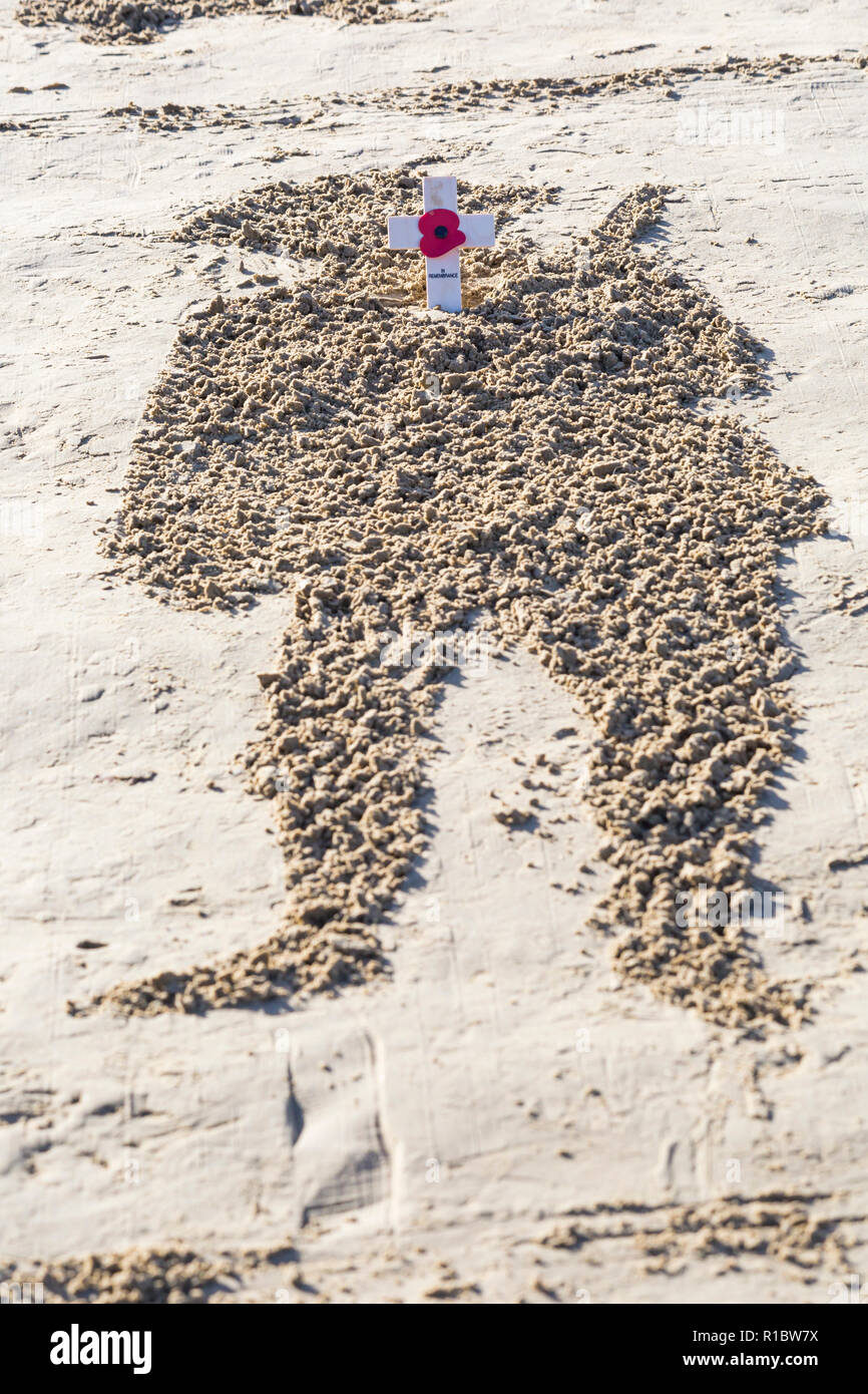 Dorchester, Dorset UK. 11. Nov 2018. Gemeinschaften in Großbritannien sammeln auf Stränden zu 100 Jahre seit dem Waffenstillstand und dem Ende des Ersten Weltkriegs markieren; zu sagen Danke und auf Wiedersehen, die Millionen von Männern und Frauen, die ihre Ufer während des Krieges verlassen, viele nie zurück. Danny Boyle's einzigartigen Seiten des Meeres Credit: Carolyn Jenkins/Alamy leben Nachrichten Stockfoto