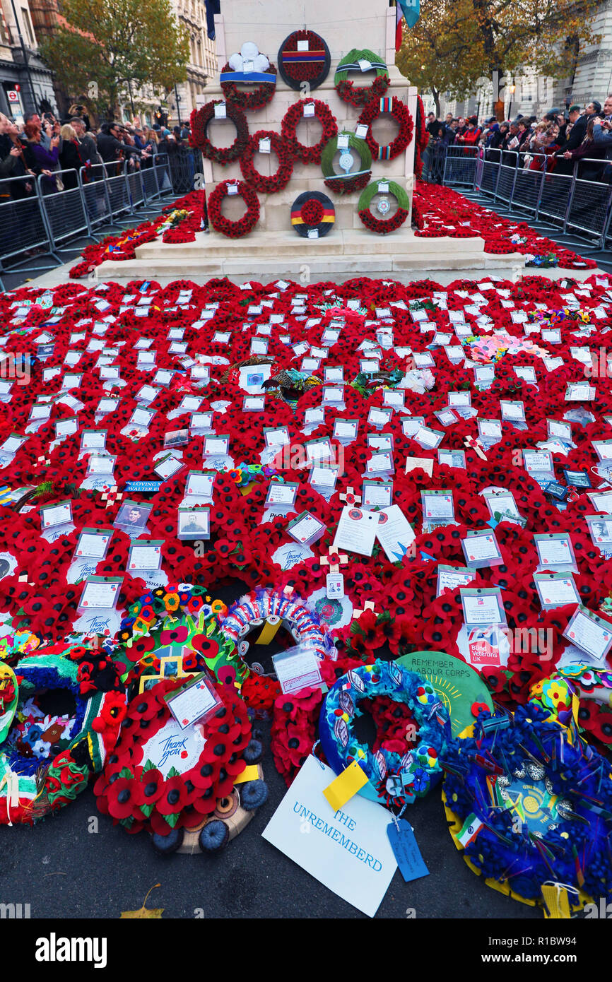 London, Großbritannien. 11. November 2018. Red Poppy Kränze und Massen an das Ehrenmal auf dem 100-jährigen Jubiläum des Ersten Weltkriegs Waffenstillstand, Whitehall, London, UK Credit: Paul Brown/Alamy leben Nachrichten Stockfoto