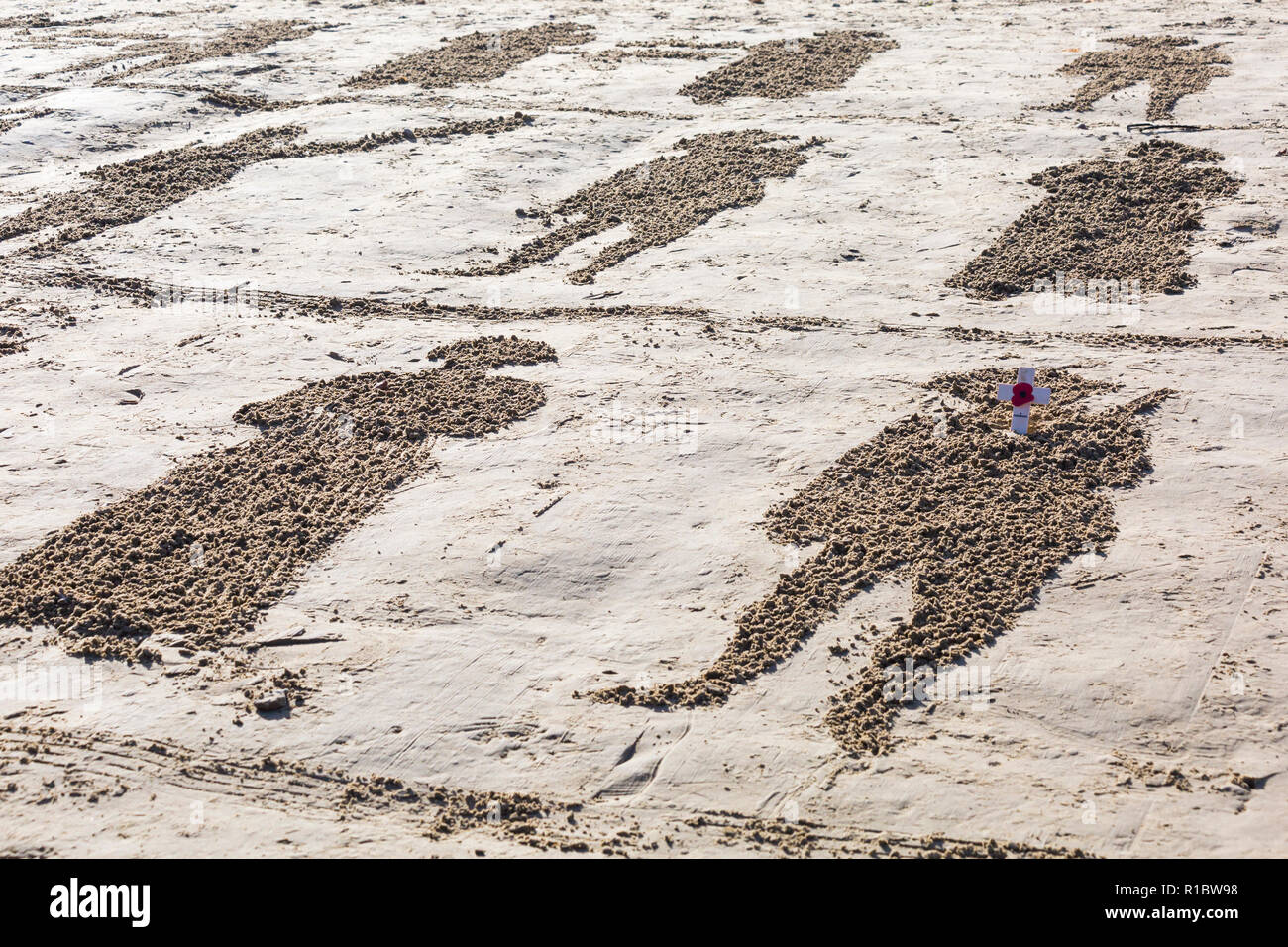 Dorchester, Dorset UK. 11. Nov 2018. Gemeinschaften in Großbritannien sammeln auf Stränden zu 100 Jahre seit dem Waffenstillstand und dem Ende des Ersten Weltkriegs markieren; zu sagen Danke und auf Wiedersehen, die Millionen von Männern und Frauen, die ihre Ufer während des Krieges verlassen, viele nie zurück. Danny Boyle's einzigartigen Seiten des Meeres Credit: Carolyn Jenkins/Alamy leben Nachrichten Stockfoto