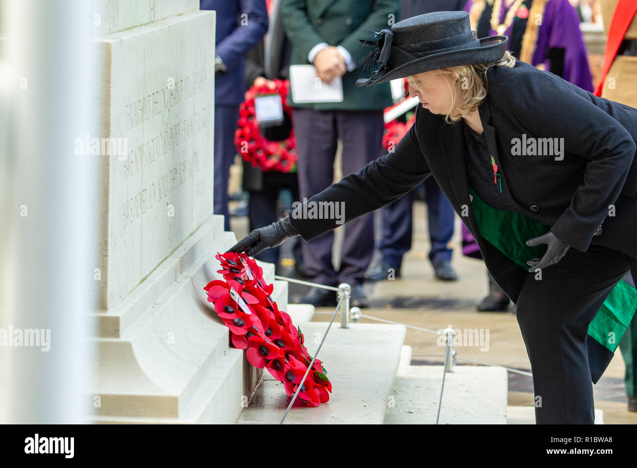 Kenotaph, Belfast City Hall, Belfast, Nordirland. 11. Nov 2018. Staatssekretär für Nordirland Der Rt Hon Karen Bradley MP, legt einen Mohn Kranz am Ehrenmal in Belfast. Eine große Menschenmenge in der kenotaph gesammelt und aus Gründen der Belfast City Hall für die nationalen Gedenktag. Auf der elften Stunde des elften Tag des elften Monats die Kanonen des Ersten Weltkrieges verstummte. Heute ist der 100. Jahrestag der Beendigung des Großen Krieges Credit: Bonzo/Alamy leben Nachrichten Stockfoto