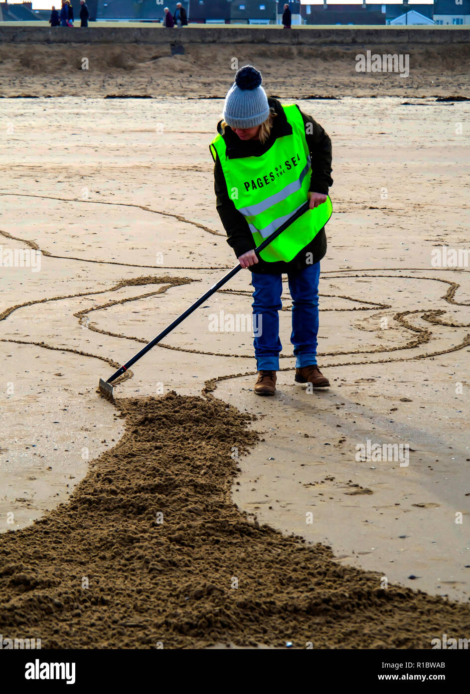 Redcar North Yorkshire, UK. 11 Nov, 2018. Das 100-jährige Jubiläum des Waffenstillstandes, der Erste Weltkrieg endete. Die Seiten des Sea-Projekt, geleitet von Danny Boyle, Porträts von Krieg verletzten in den Sand an den Stränden rund um den britischen geschnitzt, bei Flut gewaschen zu werden. In Redcar wurde das Thema Theophilus Jones, am 16/12/1914 während der Bombardierung von Hartlepool enthalten. Die Einheimischen waren auch ermutigt, Sand Bilder von Beziehungen, die im Krieg gestorben. Viele davon wurden mit Hilfe von den Organisatoren, die bereitgestellten Vorlagen. Credit: Peter Jordan NE/Alamy leben Nachrichten Stockfoto