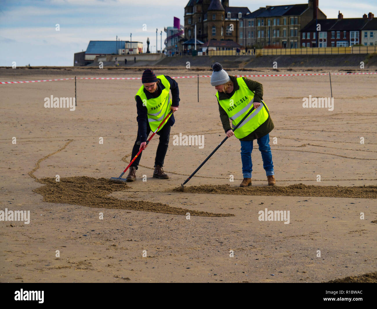 Redcar North Yorkshire, UK. 11 Nov, 2018. Das 100-jährige Jubiläum des Waffenstillstandes, der Erste Weltkrieg endete. Die Seiten des Sea-Projekt, geleitet von Danny Boyle, Porträts von Krieg verletzten in den Sand an den Stränden rund um den britischen geschnitzt, bei Flut gewaschen zu werden. In Redcar wurde das Thema Theophilus Jones, am 16/12/1914 während der Bombardierung von Hartlepool enthalten. Die Einheimischen waren auch ermutigt, Sand Bilder von Beziehungen, die im Krieg gestorben. Viele davon wurden mit Hilfe von den Organisatoren, die bereitgestellten Vorlagen. Credit: Peter Jordan NE/Alamy leben Nachrichten Stockfoto