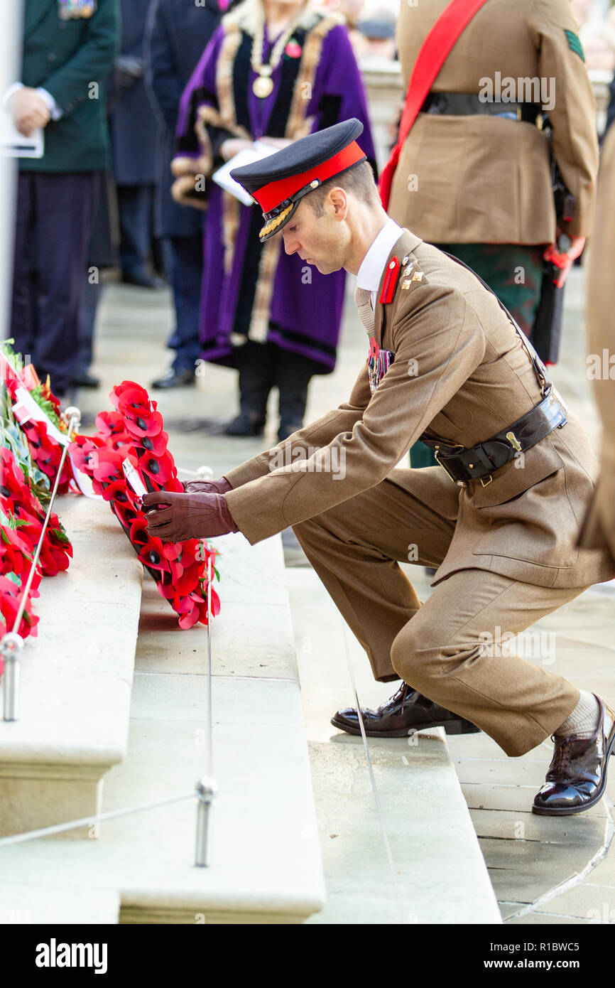 Kenotaph, Belfast City Hall, Belfast, Nordirland. 11. Nov 2018. Eine große Menschenmenge in der kenotaph gesammelt und aus Gründen der Belfast City Hall für die nationalen Gedenktag. Auf der elften Stunde des elften Tag des elften Monats die Kanonen des Ersten Weltkrieges verstummte. Heute ist der 100. Jahrestag der Beendigung des Großen Krieges Credit: Bonzo/Alamy leben Nachrichten Stockfoto