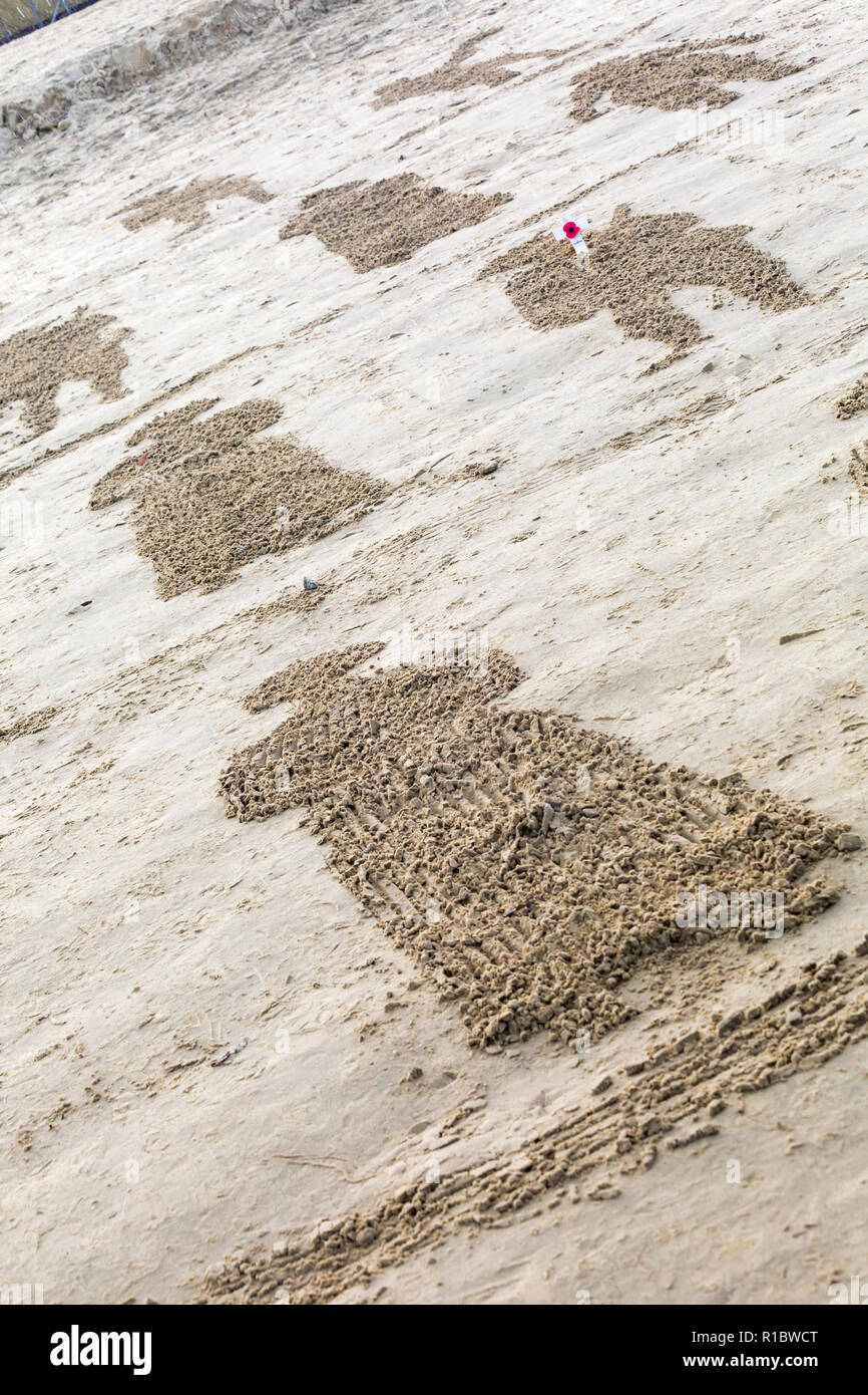 Dorchester, Dorset UK. 11. Nov 2018. Gemeinschaften in Großbritannien sammeln auf Stränden zu 100 Jahre seit dem Waffenstillstand und dem Ende des Ersten Weltkriegs markieren; zu sagen Danke und auf Wiedersehen, die Millionen von Männern und Frauen, die ihre Ufer während des Krieges verlassen, viele nie zurück. Danny Boyle's einzigartigen Seiten des Meeres Credit: Carolyn Jenkins/Alamy leben Nachrichten Stockfoto