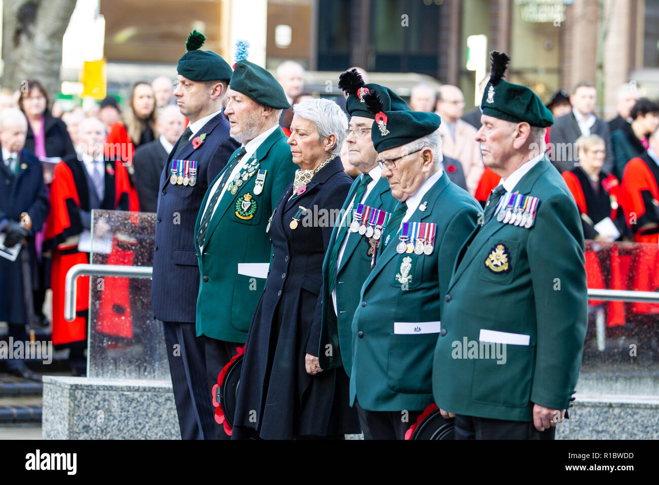 Kenotaph, Belfast City Hall, Belfast, Nordirland. 11. Nov 2018. Eine große Menschenmenge in der kenotaph gesammelt und aus Gründen der Belfast City Hall für die nationalen Gedenktag. Auf der elften Stunde des elften Tag des elften Monats die Kanonen des Ersten Weltkrieges verstummte. Heute ist der 100. Jahrestag der Beendigung des Großen Krieges Credit: Bonzo/Alamy leben Nachrichten Stockfoto