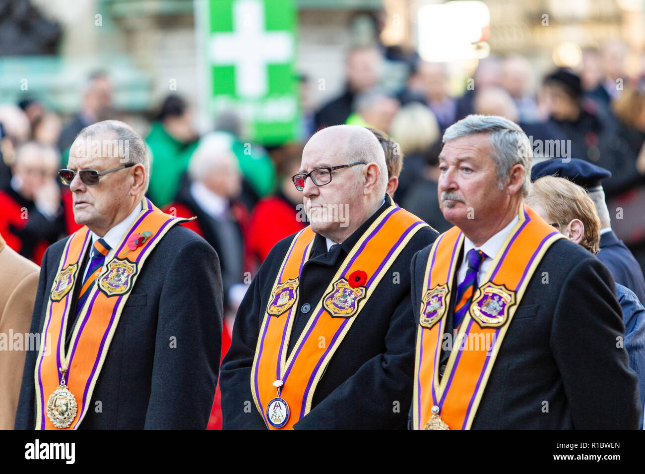 Kenotaph, Belfast City Hall, Belfast, Nordirland. 11. Nov 2018. Eine große Menschenmenge in der kenotaph gesammelt und aus Gründen der Belfast City Hall für die nationalen Gedenktag. Auf der elften Stunde des elften Tag des elften Monats die Kanonen des Ersten Weltkrieges verstummte. Heute ist der 100. Jahrestag der Beendigung des Großen Krieges Credit: Bonzo/Alamy leben Nachrichten Stockfoto