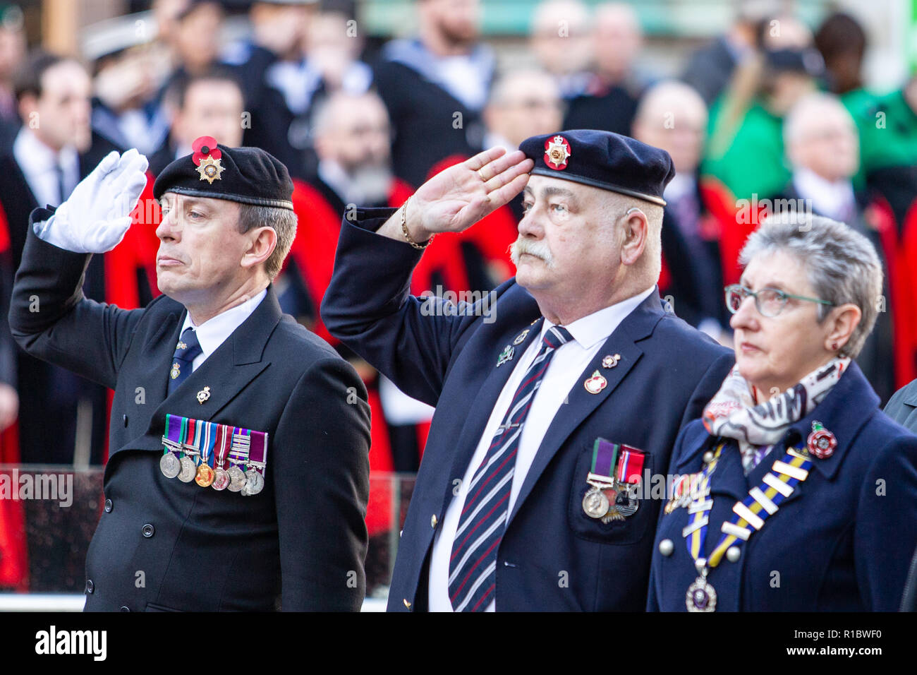 Kenotaph, Belfast City Hall, Belfast, Nordirland. 11. Nov 2018. Eine große Menschenmenge in der kenotaph gesammelt und aus Gründen der Belfast City Hall für die nationalen Gedenktag. Auf der elften Stunde des elften Tag des elften Monats die Kanonen des Ersten Weltkrieges verstummte. Heute ist der 100. Jahrestag der Beendigung des Großen Krieges Credit: Bonzo/Alamy leben Nachrichten Stockfoto