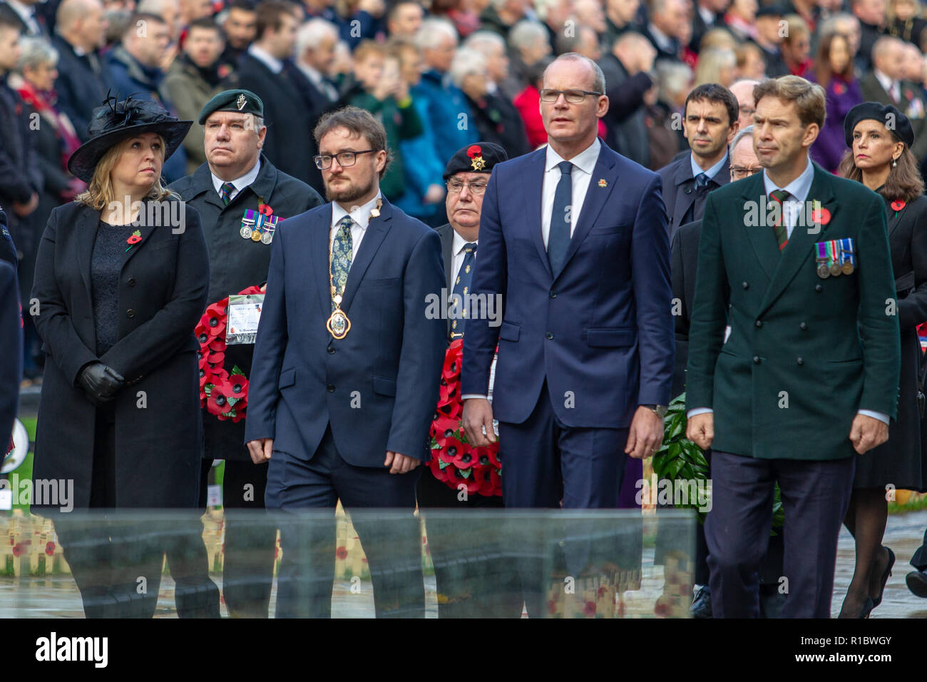 Kenotaph, City Hall, Belfast, Nordirland. 11. Nov 2018. (L - R) der Staatssekretär für Nordirland, die Rt Hon Karen Bradley MP. Der stellvertretende Oberbürgermeister von Belfast, Stadtrat Emmet Mc Donough-Brown. Im Namen der Regierung von Irland, Tánaiste Simon Coveney. Auf der elften Stunde, der elfte Tag des elften Monats die Kanonen des Ersten Weltkrieges verstummte. Heute ist der 100. Jahrestag der Beendigung des Großen Krieges Credit: Bonzo/Alamy leben Nachrichten Stockfoto