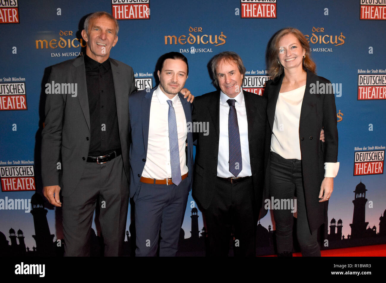 Werner Steer, Dennis Martin, Chris de Burgh und Carmen Bayer bei der Premiere des Musicals "Der Medicus - Das Musical" am Deutschen Theater. München, 09.11.2018 | Verwendung weltweit Stockfoto