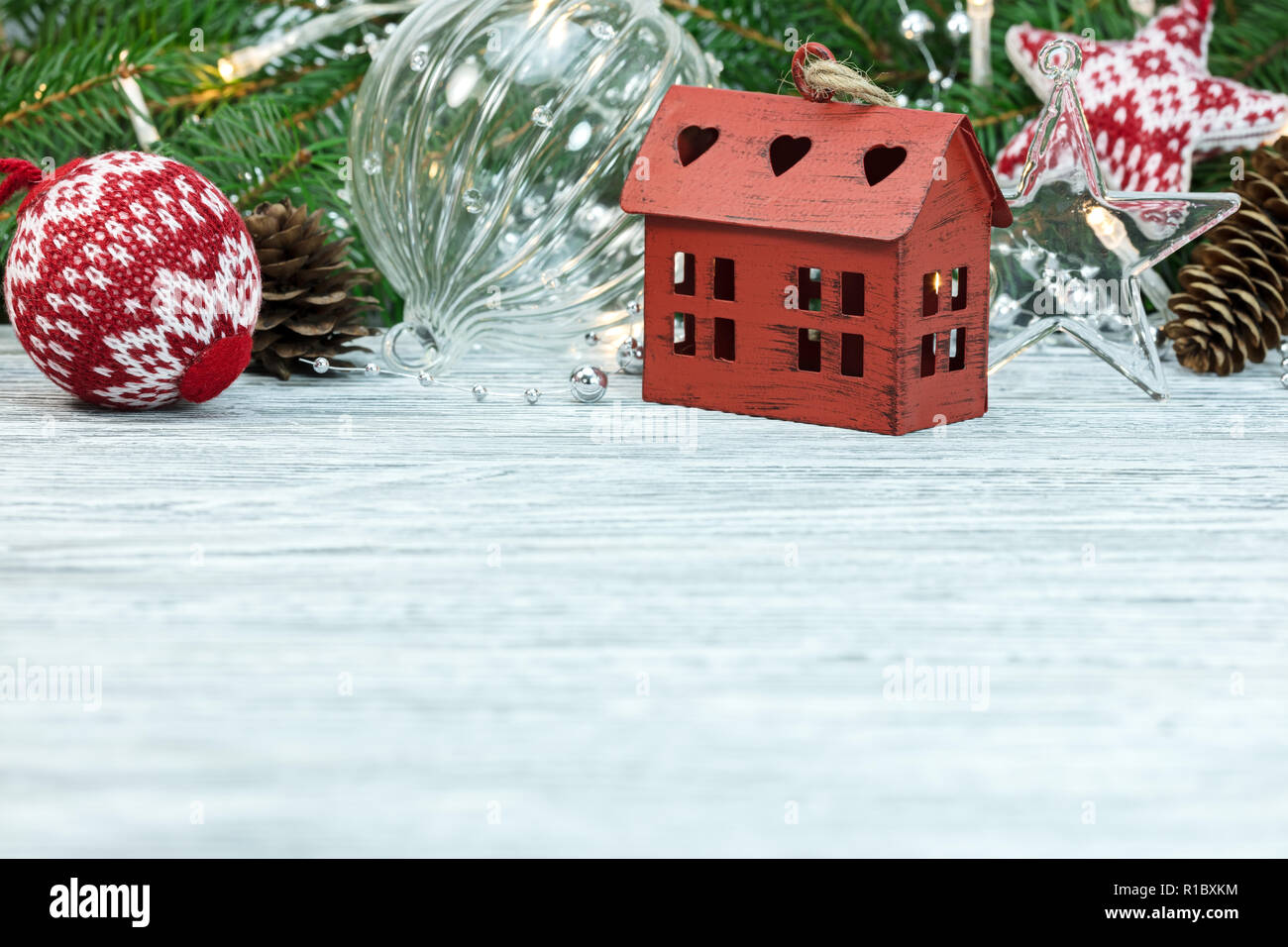 Weihnachten Dekor Stil. Weihnachtsdekorationen und Grüne Tanne Baum auf weißem Holz- Hintergrund Stockfoto