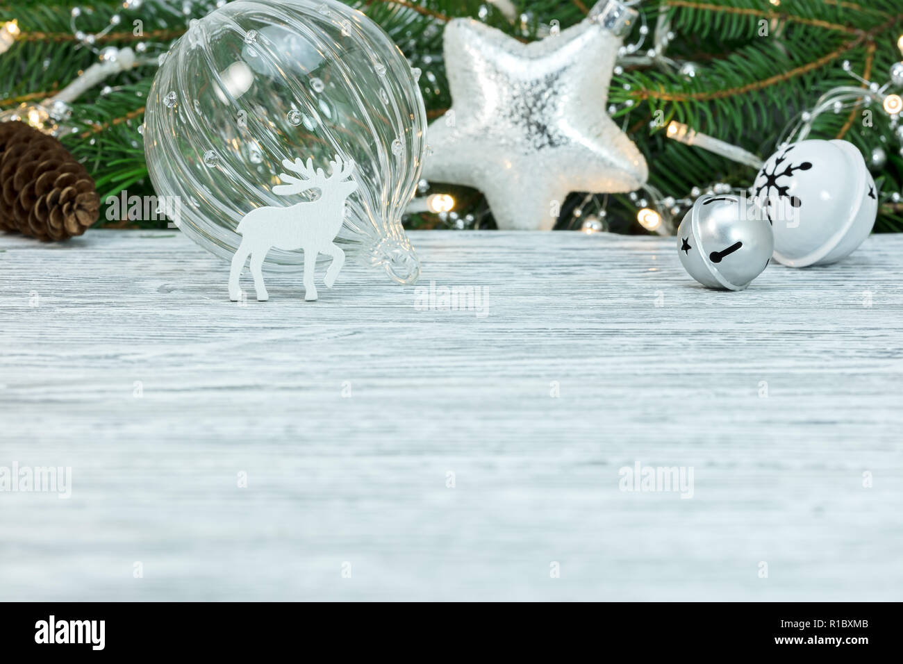 Weihnachtsschmuck gegen grüne Tanne Zweig Hintergrund mit Holiday Lights Stockfoto