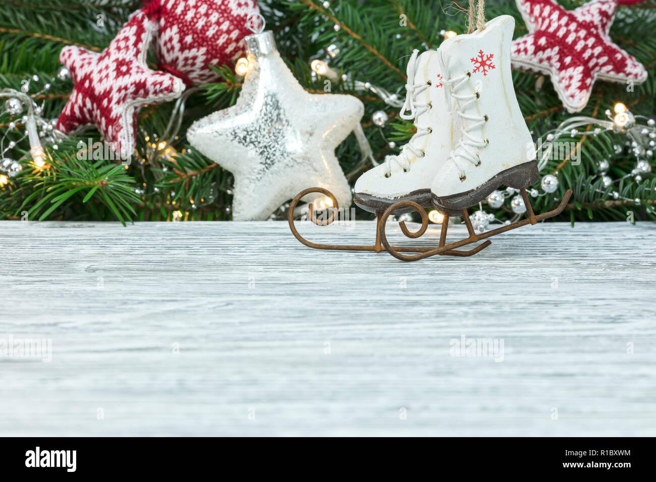 Weihnachten Dekoration. Weiße Holztisch mit Tannenbaum Äste, kleine Rochen, Weihnachten Spielzeug Stockfoto