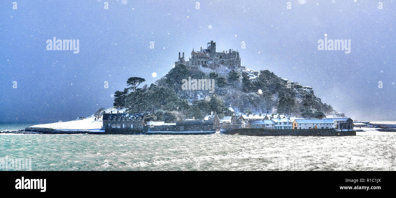 Schneefall in St. Michaels mount, National Trust Castle in Cornwall, UK, 2018 Stockfoto