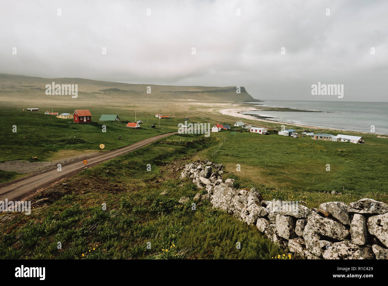 Das kleine Dorf und die Küste von Hvallatur in der Region Westfjorde in Island Stockfoto