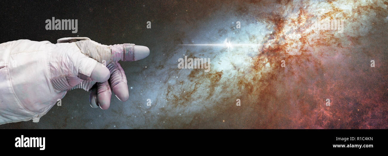 Astronauten, die auf einer Galaxie (3D-Hintergrund Banner, Elemente dieses Bild sind von der NASA ausgestattet) Stockfoto
