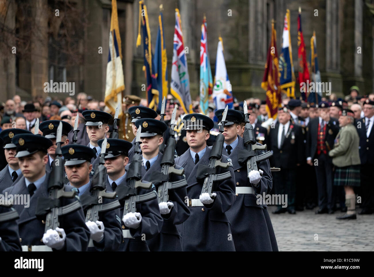 Mitglieder der Streitkräfte nehmen teil an einer Zeremonie in der City Chambers, Edinburgh, auf das 100-jährige Jubiläum der Unterzeichnung der Waffenstillstand, dem Ende des ersten Weltkriegs markiert. Stockfoto