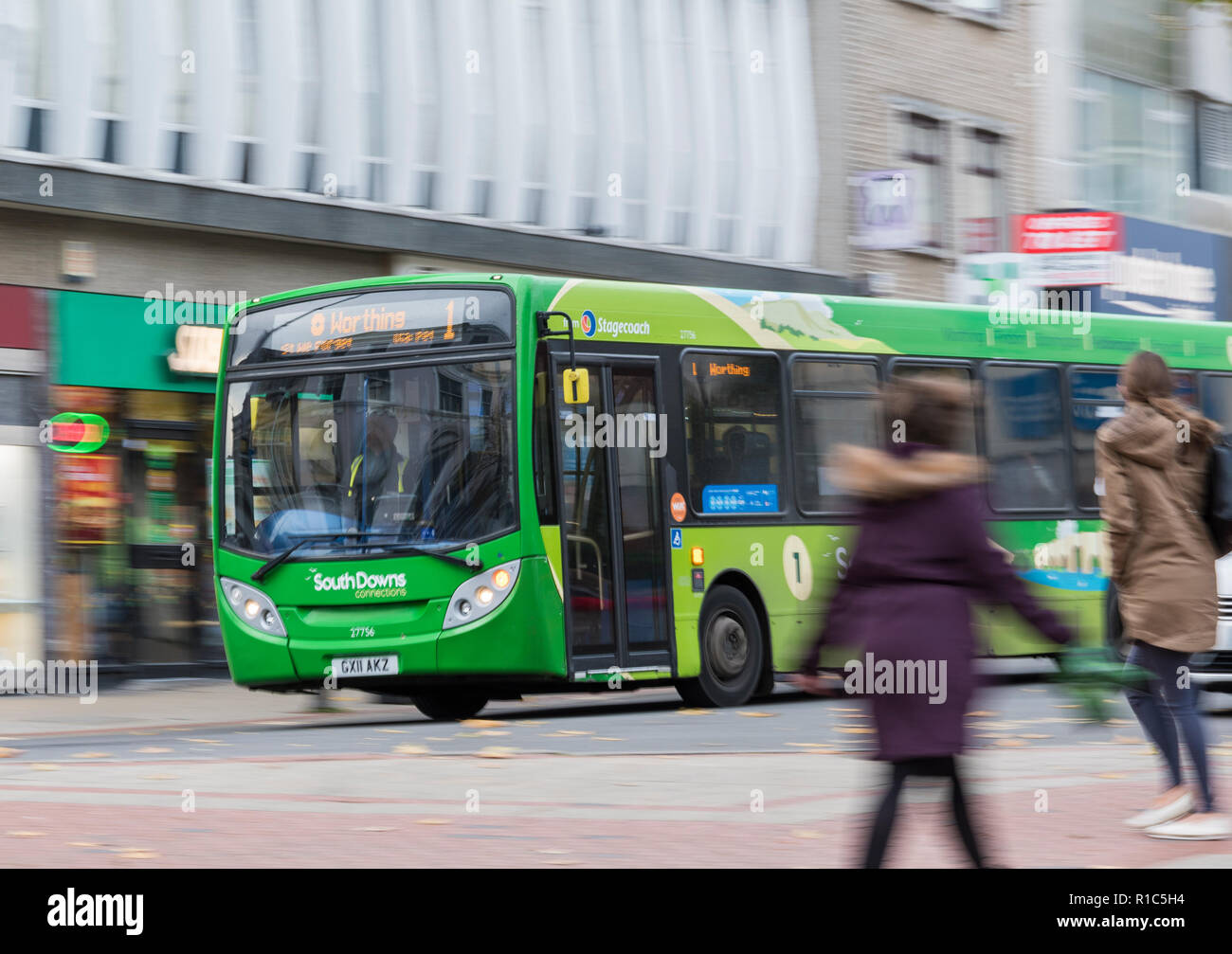 Stagecoach South Downs Verbindungen grüne Bus Nummer 1 mit Motion Blur in einer belebten Hauptstraße in Worthing, West Sussex, England, UK. Travel Concept. Stockfoto