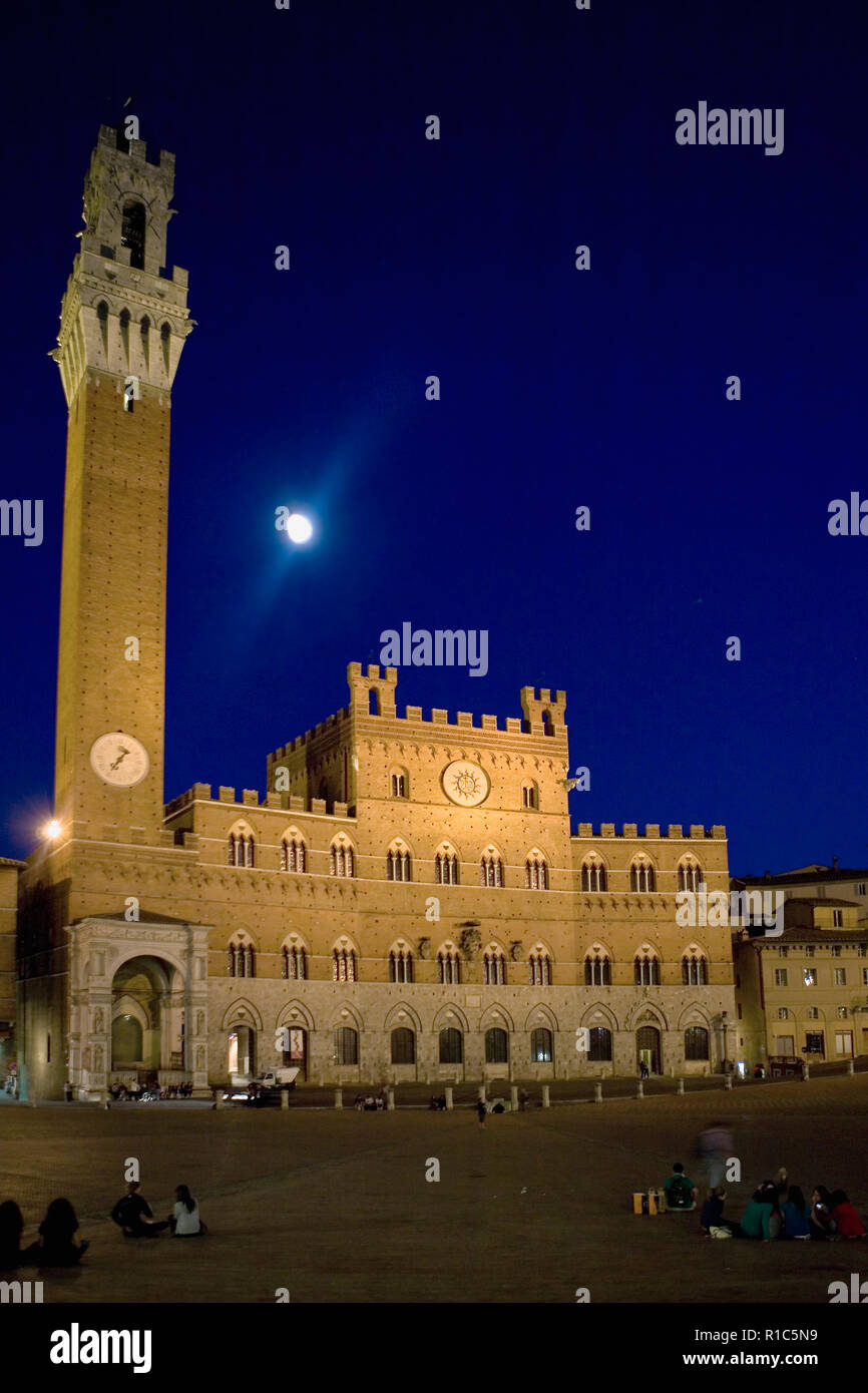 Der Torre del Mangia und die Palazzo Pubblico bei Nacht, über von der Piazza del Campo, Siena, Toskana, Italien Stockfoto