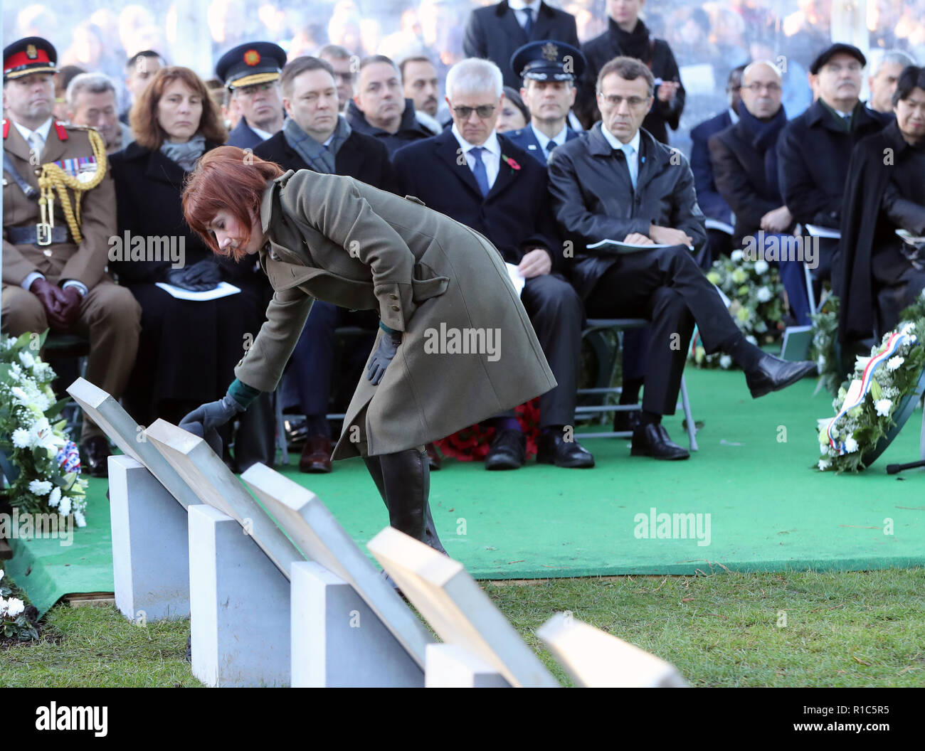 Minister für Kultur Josefa Madigan Enthüllung einer von fünf Victoria Cross Erinnerungstafeln während eines irischen Staat Zeremonie in Glasnevin Cemetery in Dublin, das 100-jährige Jubiläum der Unterzeichnung der Waffenstillstand, dem Ende des Ersten Weltkriegs markiert zu markieren. Stockfoto