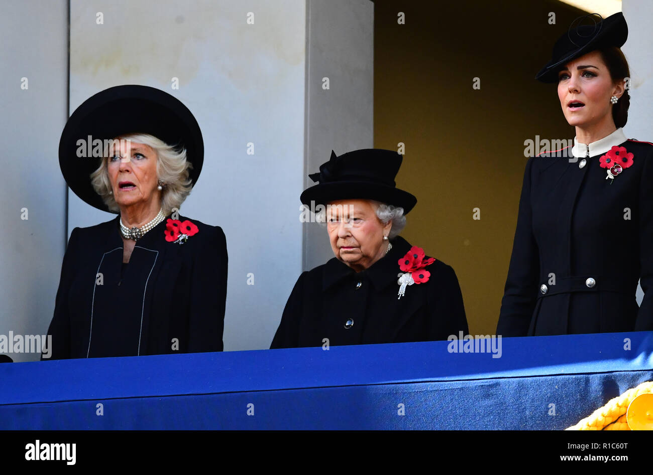 Die Herzogin von Cornwall, Königin Elizabeth II. und die Herzogin von Cambridge während der Trauerfeier am Ehrenmal Gedenkstätte in Whitehall, London, auf das 100-jährige Jubiläum der Unterzeichnung der Waffenstillstand, dem Ende des ersten Weltkriegs markiert. Stockfoto