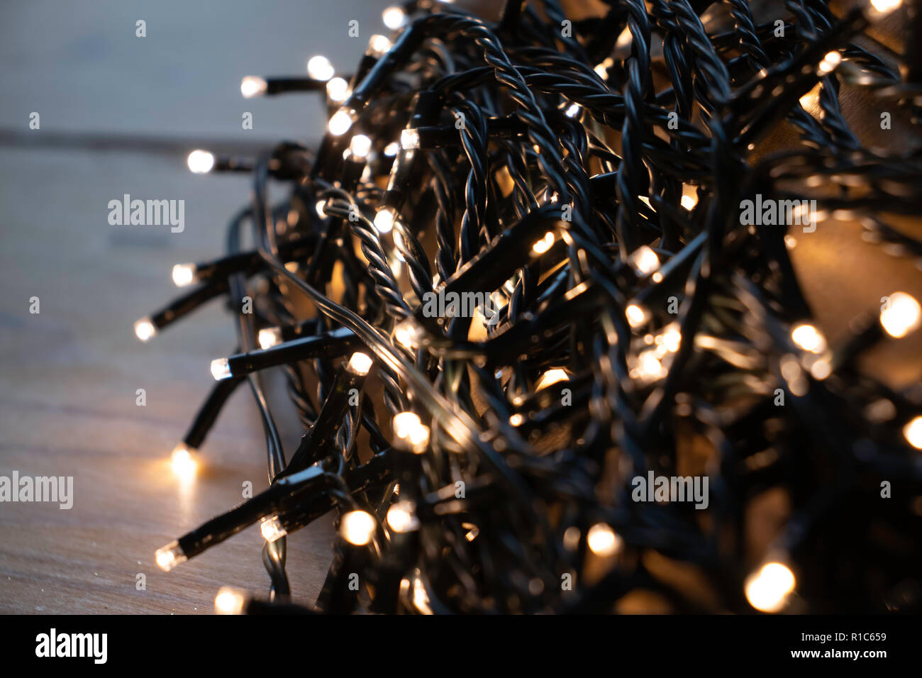 Weihnachten Lichterketten um Karte in der Nacht in einem dunklen Einstellung gewickelt Stockfoto